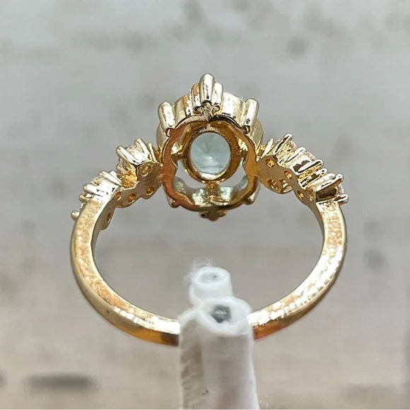 Beautiful Dainty Vintage Look Oval Cut Blue Aquamarine Diamond CZ Gold Tone Ring - Picture 6 of 6